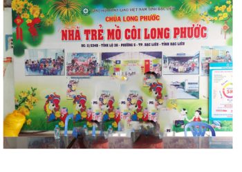Bạc Liêu: Đoàn Thiện nguyện thành phố Cần Thơ tặng quà các cháu mồ côi chùa Long Phước