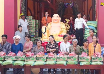 Bạc Liêu: Trao quà Tết đong đầy yêu thương tại chùa Phước An