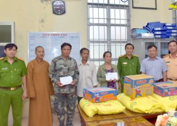 Bạc Liêu: Ban Trị sự Phật giáo tỉnh tặng quà cho nạn nhân tai nạn giao thông