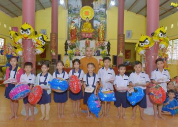 Bạc Liêu: Trao quà tình thương và trung thu tại chùa Châu Lâm