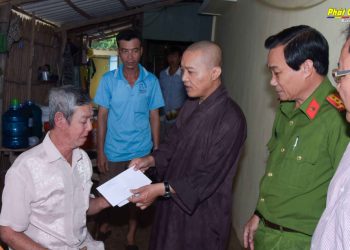 Bạc Liêu: Ban Trị sự Phật giáo tỉnh tặng quà cho nạn nhân tai nạn giao thông