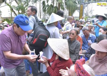 Bạc Liêu: Ban Trị sự GHPGVN Phật giáo tỉnh cứu trợ miền Trung 1.300 phần quà và trao 02 căn nhà tình thương
