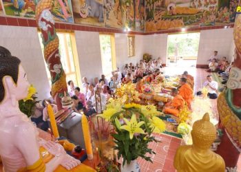 Bạc Liêu: Ý nghĩa của nghi lễ dâng đèn trong ngày nhập hạ theo truyền thống Phật giáo Nam tông
