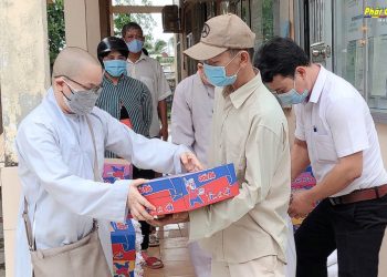 Bạc Liêu: Chùa Giác Hoa trao quà hỗ trợ người dân trong đại dịch