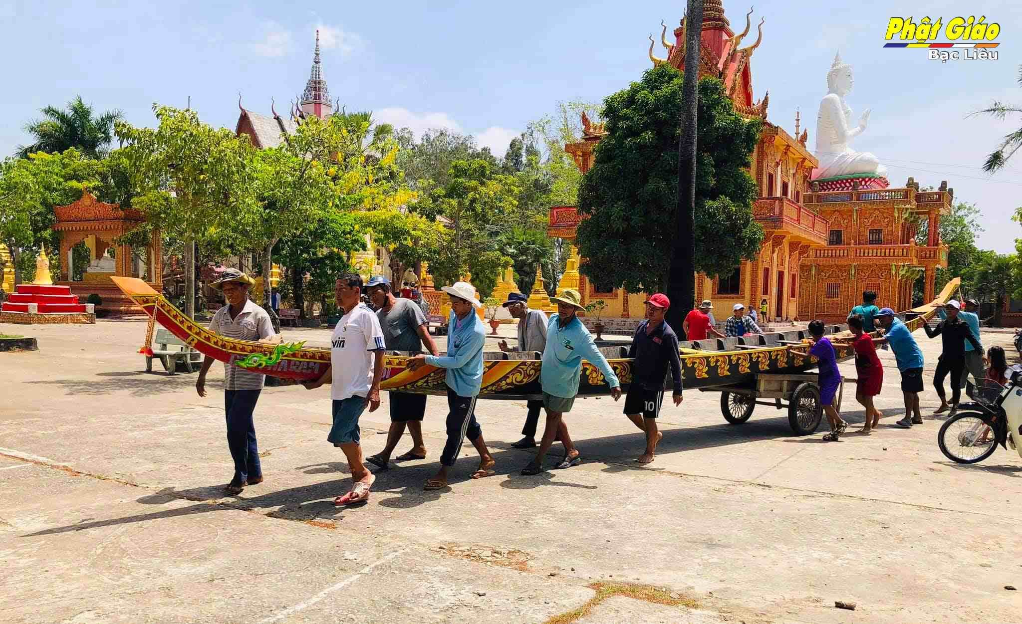 Bạc Liêu: Nghi thức hạ thuỷ ghe Ngo trong lễ Ok om bok