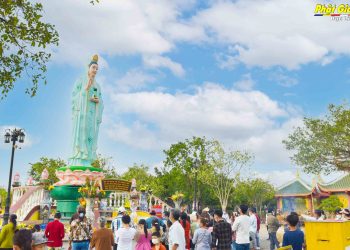 Bạc Liêu: Phật tử dâng hương lễ Phật vào dịp rằm Thượng ngươn tại Quán Âm Phật Đài