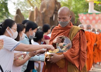 Bạc Liêu: Nghi thức đặt bát hội và dâng hoa đăng trong Lễ Meak Bochea tại chùa Soryaram (chùa Cái Giá Giữa)