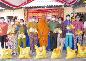 Bạc Liêu: Chùa Pôthivong phối hợp cùng Công An tỉnh trao 400 phần quà cho đồng bào Khmer tại Salatel ấp Giáp Nước