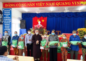 Bạc Liêu: Hội từ thiện chùa Long Phước trao 500 phần quà tại xã Hoà Tân, thành phố Cà Mau