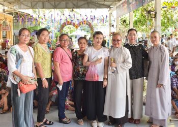 Bạc Liêu: Hội Phụ nữ chợ Bình Tiên Tp.HCM trao 200 phần quà tại chùa Giác Hoa