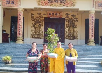 Bạc Liêu: Chùa Long Phước huyện Đông Hải trao 150 phần quà nhân lễ Phật đản PL.2566