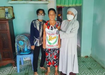 Bạc Liêu: Chùa An Thạnh Linh thăm và tặng quà người dân khó khăn nhân mùa Phật đản PL.2566