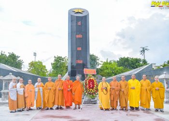 Bạc Liêu: Thường trực Ban Trị sự thắp hương tưởng niệm tại Đài Liệt sĩ và Đài Mậu Thân – Quảng trường Hùng Vương trước thềm Đại hội Phật giáo tỉnh