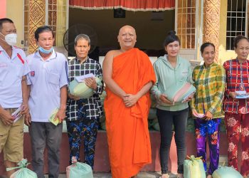 Bạc Liêu: Chùa Cosdon trao quà định kỳ cho đồng bào Khmer xã Vĩnh Phú Tây