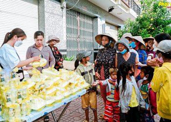 Bạc Liêu: Chùa Hổ phù trao 200 suất ăn chay tại phường Hộ Phòng