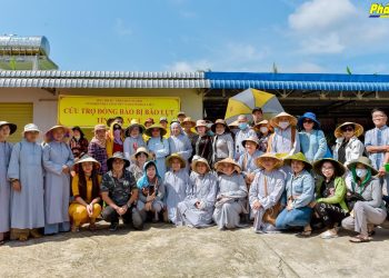 Bạc Liêu: Phân ban Ni giới Phật giáo tỉnh cứu trợ đồng bào bị ảnh hưởng bởi mưa bão tại Cà Mau