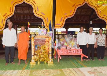 Bạc Liêu: Phật tử dâng đèn và tứ vật dụng trước ngày nhập hạ Phật giáo Nam tông tại chùa Buppharam (Cái Giá Chót)