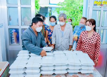 Bạc Liêu: Chùa Châu Long trao 200 suất ăn tại Trung tâm y tế huyện Vĩnh Lợi
