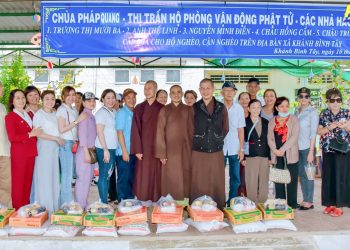 Bạc Liêu Ban từ thiện Pháp Quang trao quà hỗ trợ người dân khó khăn vùng lũ tại huyện Trần Văn Thời, tỉnh Cà Mau
