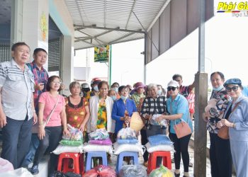 Bạc Liêu: Ban Từ thiện xã hội Phật giáo thành phố Bạc Liêu trao 100 phần quà tại huyện Hoà Bình
