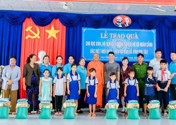 Bạc Liêu: Ban từ thiện Phật giáo Thành phố Bạc Liêu trao 225 phần quà cho bà con và các em học sinh tại huyện Phước Long