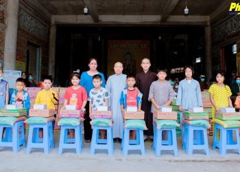Bạc Liêu: Chùa Vĩnh Quới trao tặng 150 phần quà cho hộ nghèo tại phường Láng Tròn, thị xã Giá Rai