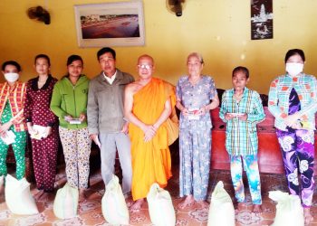 Bạc Liêu: Chùa Cosdon trao quà định kỳ cho đồng bào Khmer