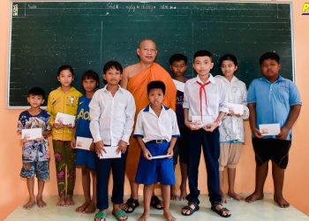 Bạc Liêu: Chùa Buppharam (Cái Giá Chót) trao học bổng cho các em học sinh Khmer