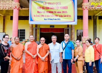 Bạc Liêu: Ban Từ thiện xã hội Phật giáo tỉnh trao tặng 100 phần quà cho đồng bào Khmer nhân dịp lễ Sen Dolta