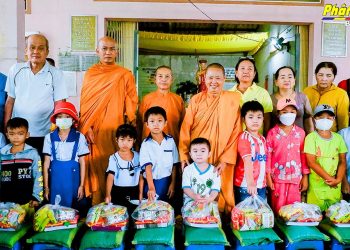 Bạc Liêu: Chùa Bửu Linh và chùa Hải Triều Âm trao tặng 300 phần quà cho các em học sinh