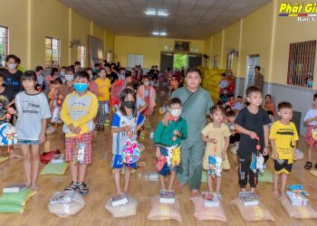 Bạc Liêu: Chùa Châu Long trao 130 phần quà cho các em học sinh tại huyện Vĩnh Lợi