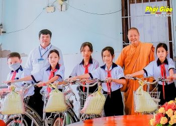 Bạc liêu: Chùa Hải Triều Âm trao quà và xe đạp cho các em học sinh nhân dịp Khai giảng năm học mới