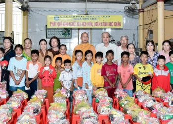 Bạc Liêu: Chùa Bửu Linh trao tặng 300 phần quà Trung thu cho các cháu thiếu nhi tại huyện Hòa Bình