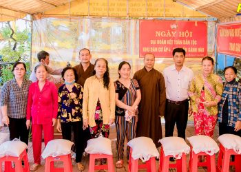 Bạc Liêu: Ban Trị sự Phật giáo huyện Đông Hải phối hợp Ban Dân vận huyện ủy trao tặng 2 tấn gạo nhân ngày Đại đoàn kết toàn dân tộc