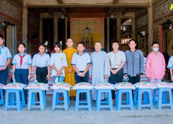 Bạc Liêu:  Chùa Vĩnh Quới tổ chức Khóa tu Một ngày an lạc và trao 2 tấn gạo cho người dân