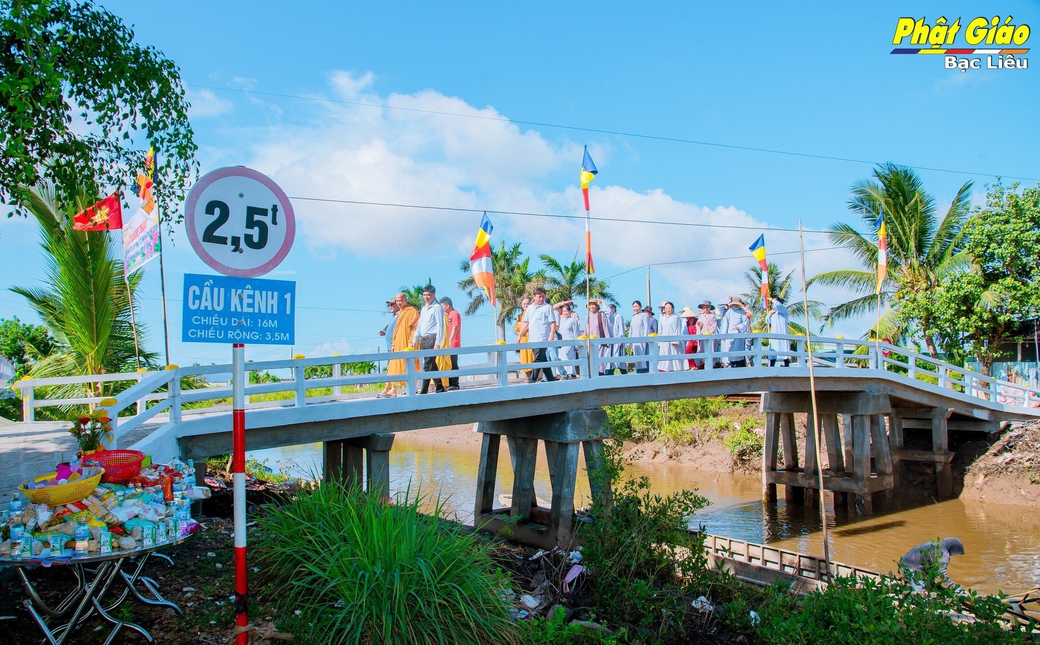 Chư Tôn đức cùng người dân lưu thông qua cầu mới