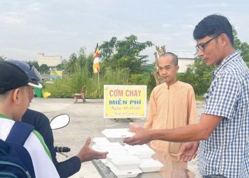 Tin vắn – Ban Trị sự Phật giáo huyện Phước Long phát 415 suất cơm chay