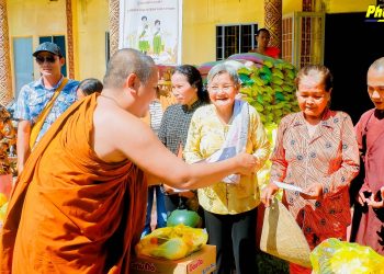 Tin vắn – Chùa Cosdon trao 100 phần quà Sen Dolta