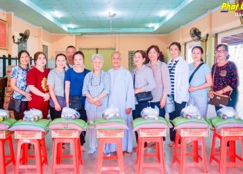 Tin vắn: Ban Từ thiện Phật giáo tỉnh trao quà