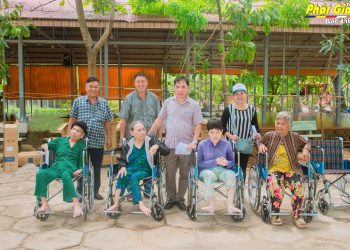 Tin vắn – Trao xe lăn cho người khuyết tật