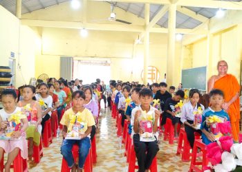 Bạc Liêu: Chùa Cosdon Khai giảng Lớp Phổ cập chữ Khmer và trao quà định kỳ