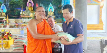 Tin vắn – Cà Mau: Chùa Cosdon trao quà định kỳ hỗ trợ người dân khó khăn