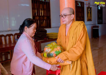 Cà Mau: Chùa Phước An trao 100 phần quà mùa Vu Lan
