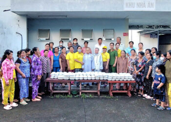 Tin vắn – Chùa Liên Hoa phát 250 suất ăn chay tại Trung tâm y tế xã Hồng Dân