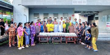 Tin vắn – Chùa Liên Hoa phát 250 suất ăn chay tại Trung tâm y tế xã Hồng Dân