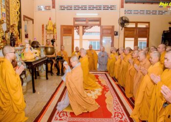 Cà Mau: Ban Giám hiệu Trường TCPH Bạc Liêu trang nghiêm đảnh lễ Chư Tổ nhân Ngày Nhà giáo Việt Nam 20/11