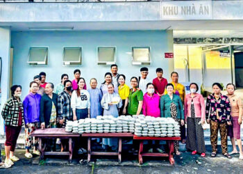 Tin vắn – Cà Mau: Chùa Liên Hoa trao 300 suất bún chay đến người dân