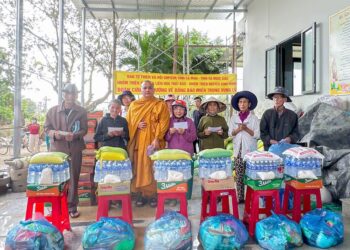 Cà Mau: Trao 500 phần quà yêu thương đến đồng bào miền Trung