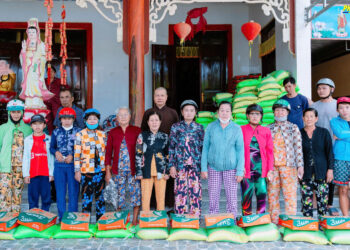 Cà Mau: Chùa Châu Long trao tặng 150 phần quà đến bà con khó khăn