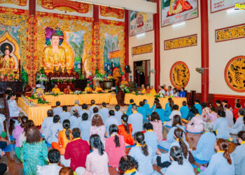 Cà Mau: Chùa Liên Hoa trang nghiêm Lễ Hoa đăng Khánh đản Đức Phật A Di Đà